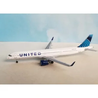 Aero Classics AC411206 1:400 KLM A321neo PH-AXA - Miniature Marvels: Airplane Models & Painted Dice* Airplane Model
