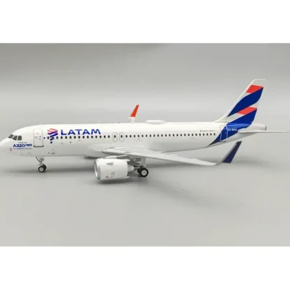 El Aviador EAVBHG 1:200 Latam Airbus A320neo CC-BHG "First A320neo at South America" - Miniature Marvels: Airplane Models & Painted Dice* Airplane Model