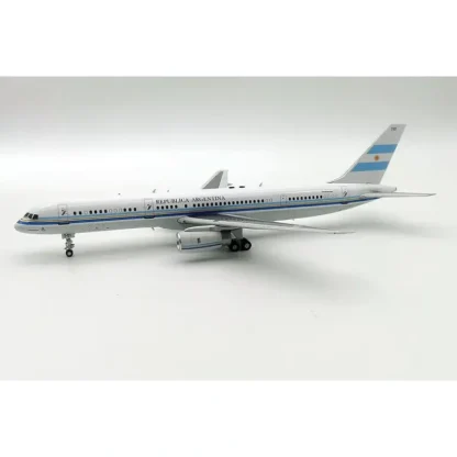 EL Aviador EAVT01 1:200 Argentina Air Force Boeing 757-23A T-01 - Miniature Marvels: Airplane Models & Painted Dice* Airplane Model