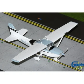 Gemini GGCES018 1:72 Cessna 172M Skyhawk N46418 (Sportys Aviation Gifts release) - Miniature Marvels: Airplane Models & Painted Dice* Airplane Model
