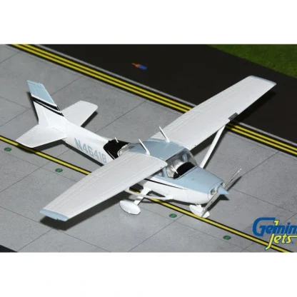 Gemini GGCES018 1:72 Cessna 172M Skyhawk N46418 (Sportys Aviation Gifts release) - Miniature Marvels: Airplane Models & Painted Dice* Airplane Model