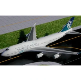 Gemini Jets GJANZ067 1:400 Air New Zealand Boeing 747-400 ZK-NBT - Miniature Marvels: Airplane Models & Painted Dice* Airplane Model