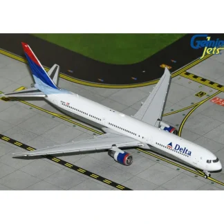 Gemini Jets GJDAL2158 1:400 Delta Boeing 767-400 - Miniature Marvels: Airplane Models & Painted Dice* Airplane Model