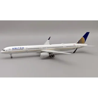 InFlight200 IF753UA1123 United Airlines Boeing 757-33N N78866 - Miniature Marvels: Airplane Models & Painted Dice* Airplane Model