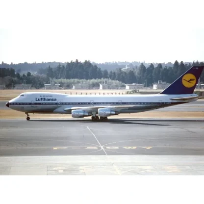 Phoenix 04549 1:400 Lufthansa Boeing 747-200 D-ABZD - Miniature Marvels: Airplane Models & Painted Dice* Airplane Model