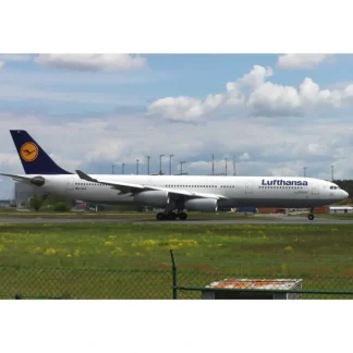 Phoenix Models 04579 1:400 Lufthansa Airbus A340-300 D-AIGZ - Miniature Marvels: Airplane Models & Painted Dice* Airplane Model