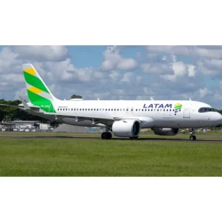 Clearance Pre-Order Phoenix 11916 1:400 LATAM A320neo PR-XBG - Miniature Marvels: Airplane Models & Painted Dice Airplane Model