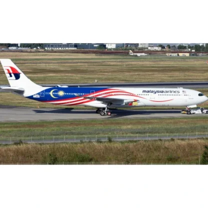 Clearance Pre-Order Phoenix 11926 1:400 Malaysia Airlines A330-900neo 9M-MNG - Miniature Marvels: Airplane Models & Painted Dice Airplane Model