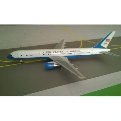 Hot StarJets 3557226 1:200 USAF Boeing 757-200 (C-32) 80001 - Miniature Marvels: Airplane Models & Painted Dice Airplane Model